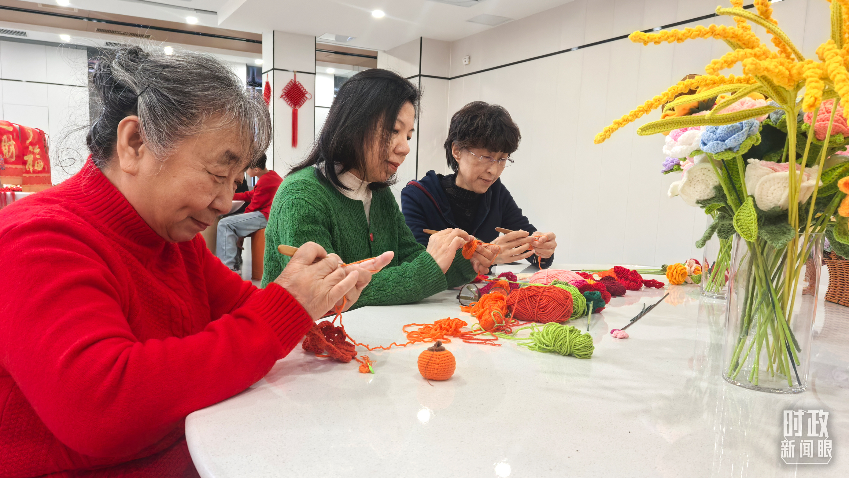 長安社區(qū)黨群服務中心里，居民們正在制作手工藝品。（總臺央視記者鐘銳拍攝）