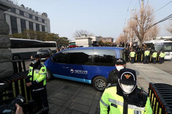  1月21日，尹錫悅乘坐的車(chē)輛進(jìn)入韓國(guó)首爾的憲法法院。新華社記者姚琪琳攝