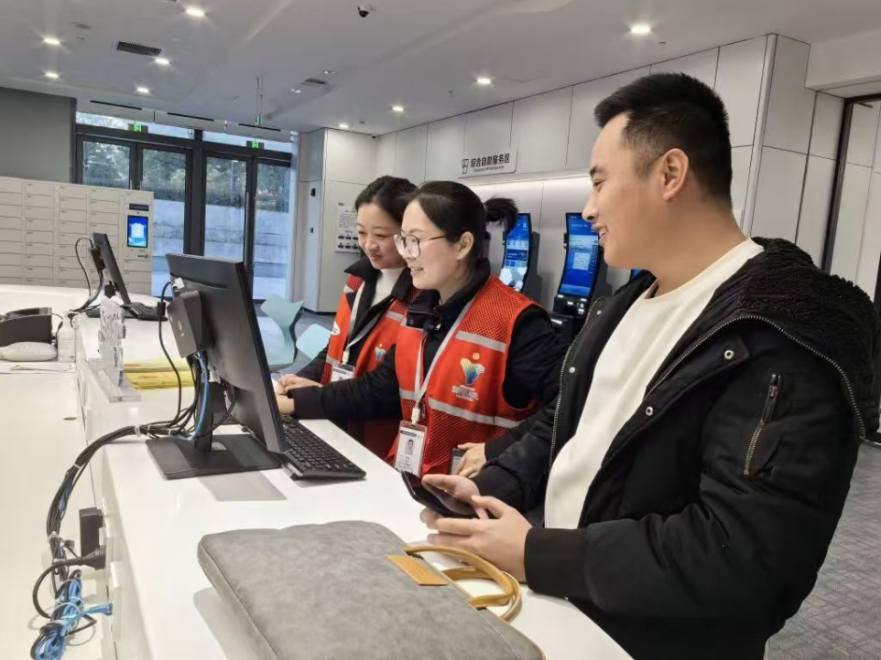 工作人員幫助企業(yè)辦理遷移申請(qǐng)網(wǎng)上填報(bào)。圖片來(lái)源：浙江衢州市市場(chǎng)監(jiān)督管理局