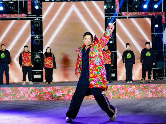 健身教練劉畊宏耐心帶領現(xiàn)場以及線上的朋友們進行熱身。人民網(wǎng)記者 許維娜攝