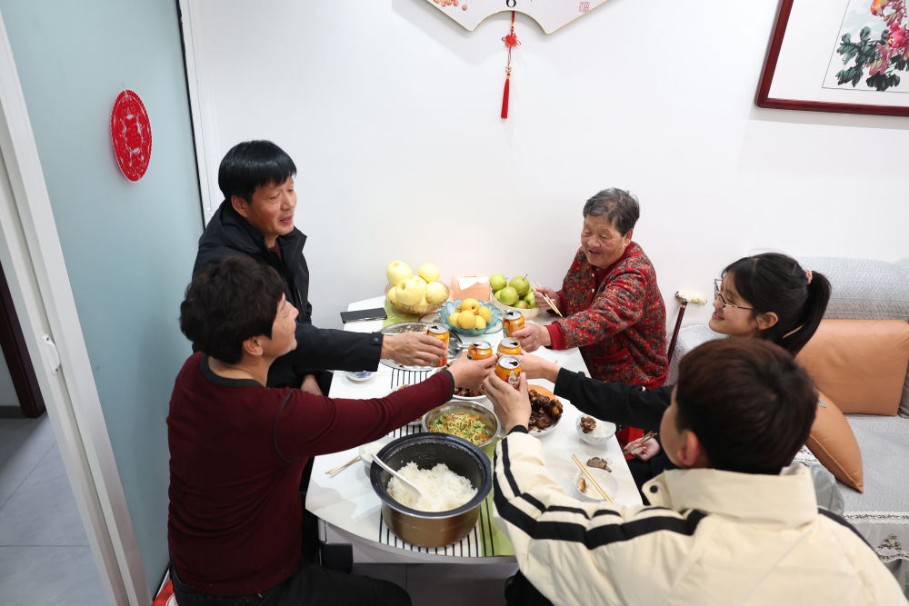 2025年1月22日，遼寧省葫蘆島市綏中縣祝家溝村村民朱西存一家在新房里。新華社記者姚劍鋒 攝