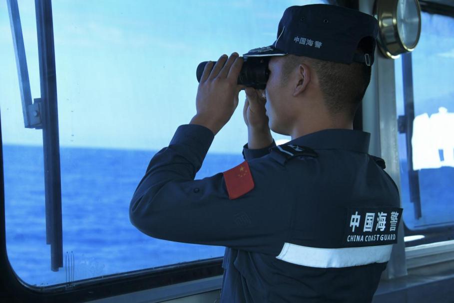 1月27日，中國海警海鷗艦執(zhí)法員在巡航期間執(zhí)勤瞭望。