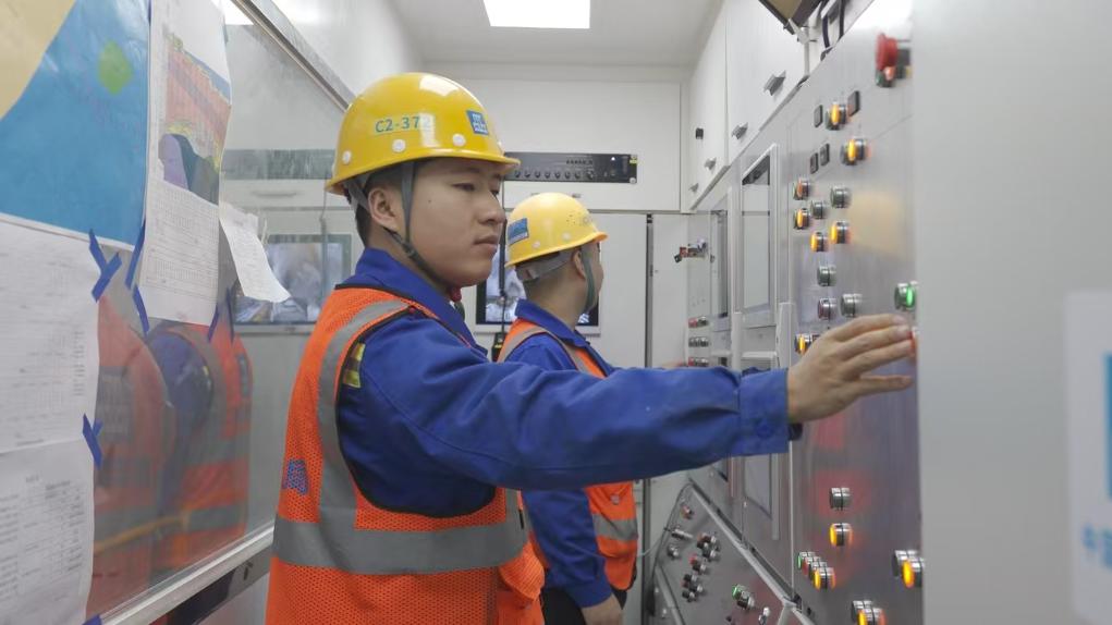 盾構司機何曉波在駕駛室內調試盾構機參數。（劉芬攝）