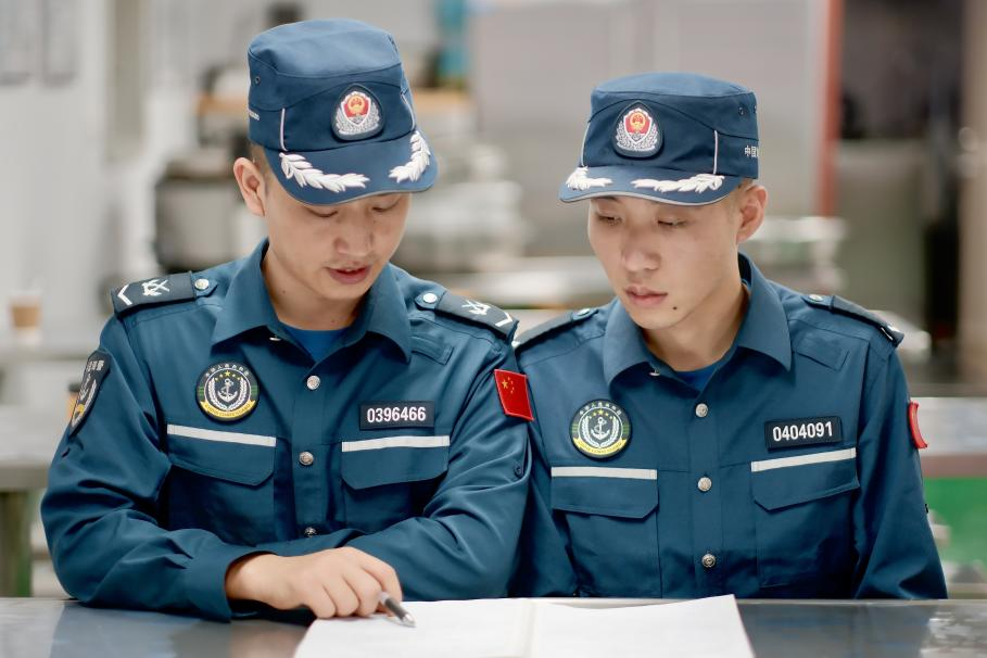1月27日，中國海警海鷗艦執(zhí)法員研習(xí)設(shè)備維修保養(yǎng)案例。
