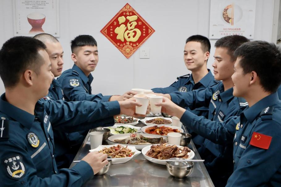 1月28日，在中國海警海鷗艦上，執(zhí)法員們聚餐慶祝農(nóng)歷春節(jié)。