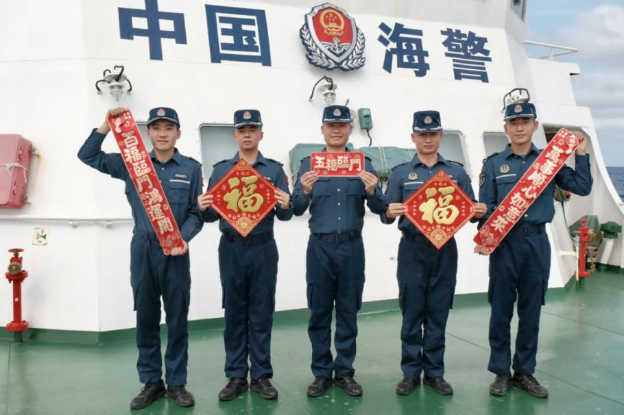 1月27日，中國海警海鷗艦執(zhí)法員們展示春聯(lián)福字，慶祝農(nóng)歷春節(jié)。