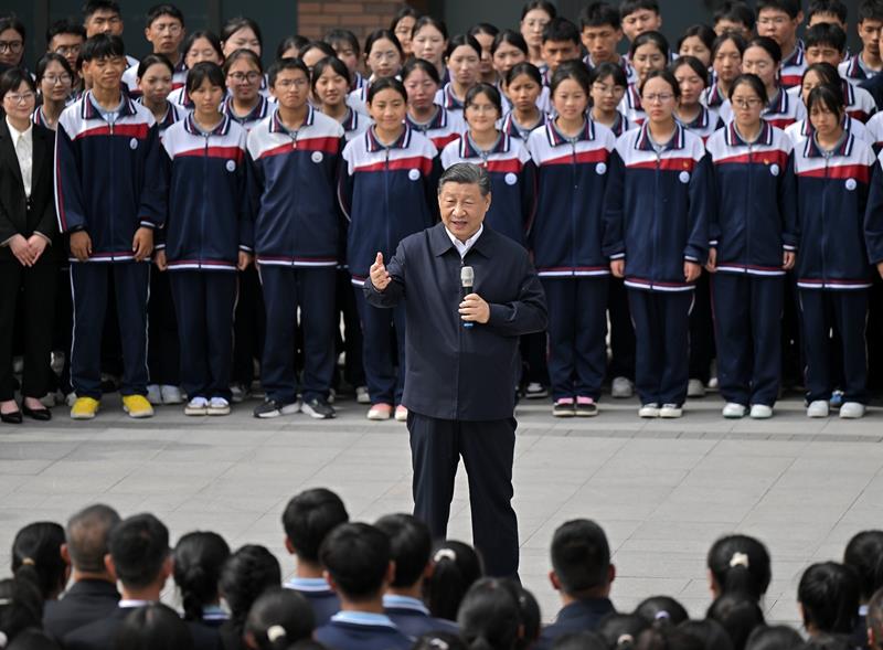 △2024年6月18日，習(xí)近平總書記在青海果洛西寧民族中學(xué)考察時(shí)，同師生們親切交流。