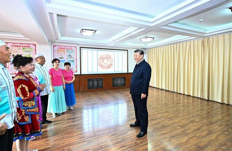 △2024年6月19日，寧夏銀川市金鳳區(qū)長(zhǎng)城花園社區(qū)活動(dòng)室，習(xí)近平總書記同社區(qū)居民親切交流。