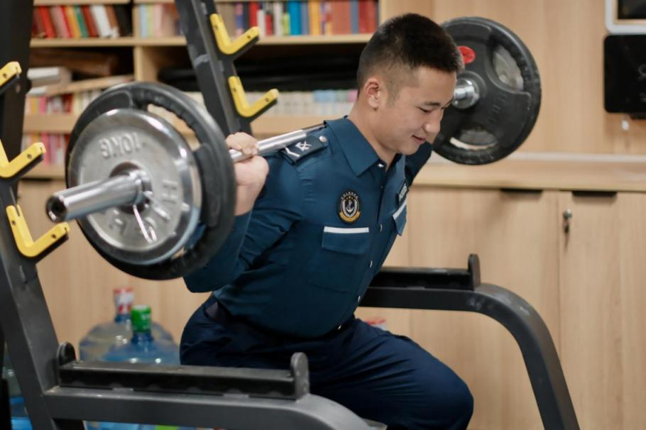 1月23日，在中國海警海鷗艦上，執(zhí)法員在值守間隙鍛煉身體。