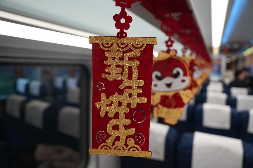 “井岡山號(hào)”列車春晚車廂布置。人民網(wǎng) 歐陽易佳攝