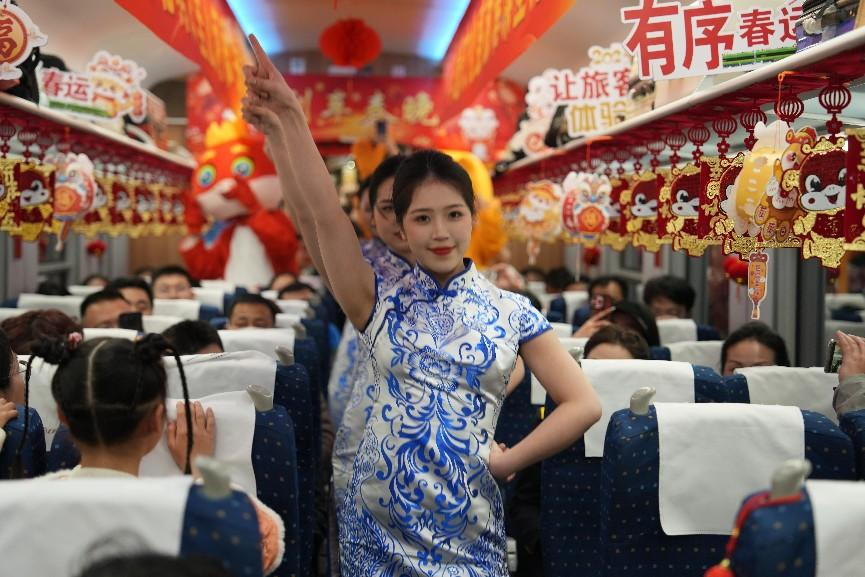 列車乘務(wù)員身穿青花瓷元素服飾表演節(jié)目。人民網(wǎng) 歐陽易佳攝
