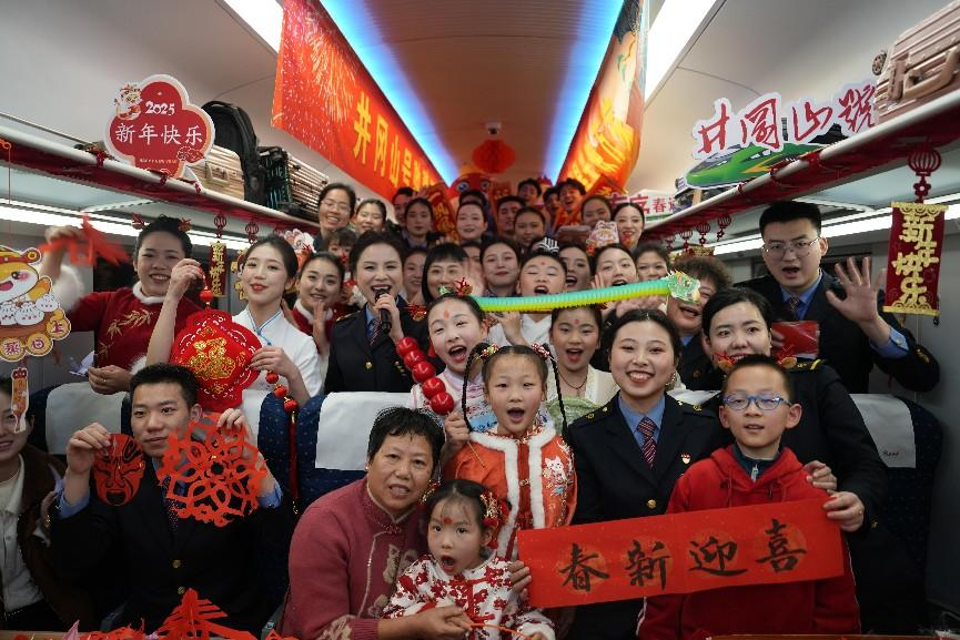 全體演職人員與旅客大合影。人民網(wǎng) 歐陽易佳攝