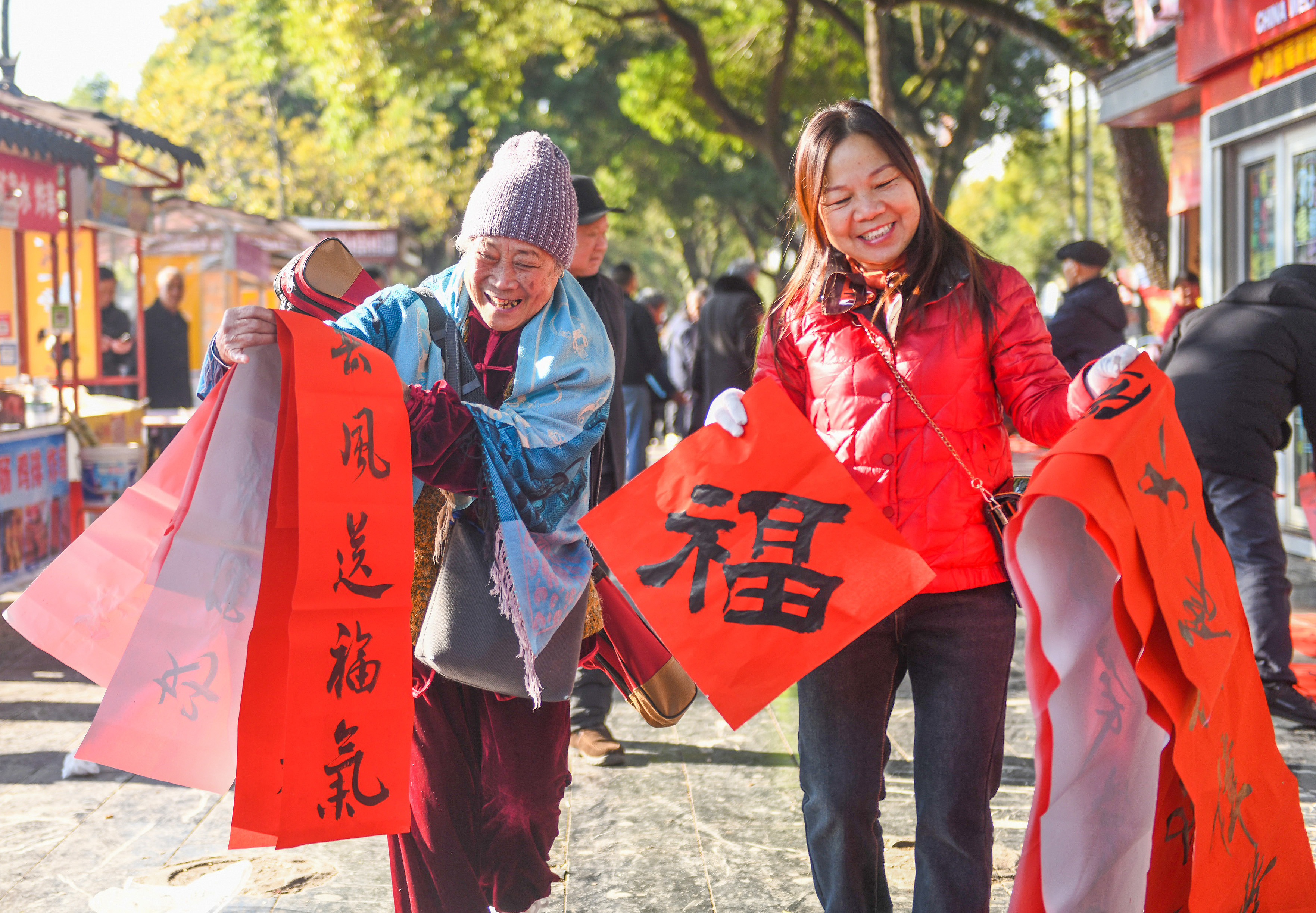 2025年1月13日，在湖南省永州市道縣西洲公園義工崗?fù)?，市民們領(lǐng)到了書法志愿者為大家書寫的春聯(lián)。