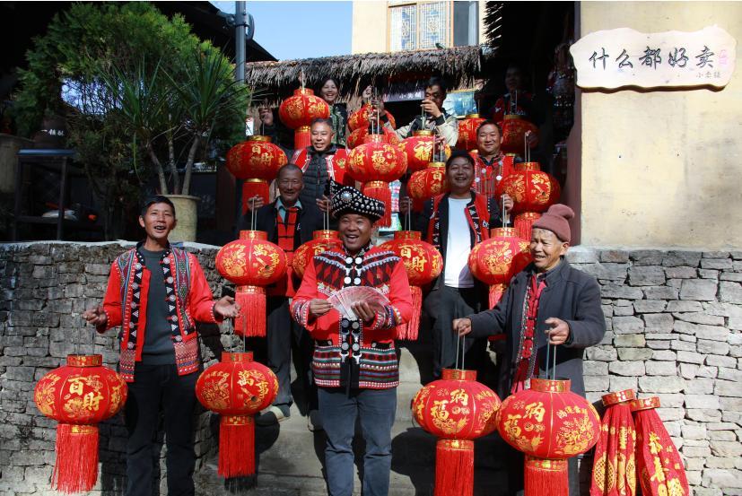云南騰沖司莫拉佤族村村民歡歡喜喜過(guò)新年。