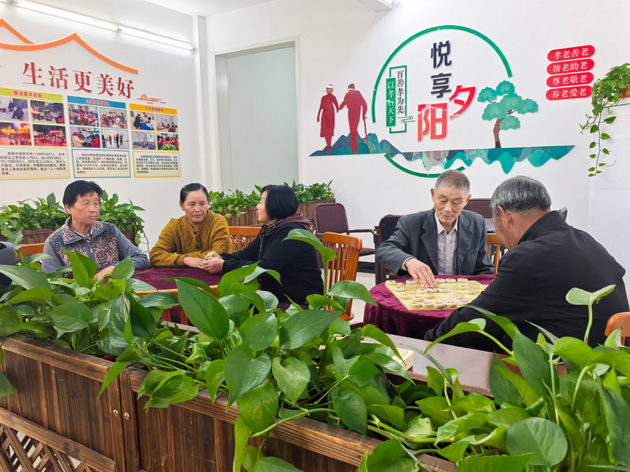 圖為湖北省咸寧市嘉魚縣潘家灣鎮(zhèn)四邑村養(yǎng)老服務(wù)驛站一角（2024年11月5日攝）。新華社記者 肖藝九 攝