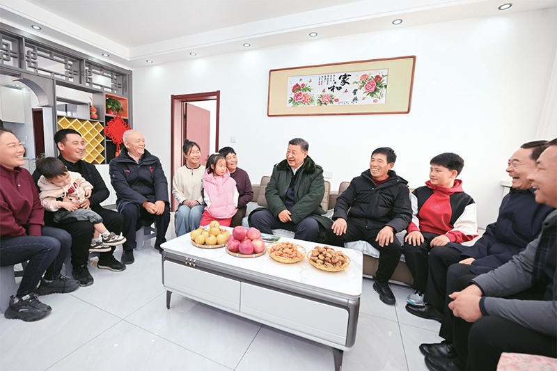 2025年1月22日至24日，中共中央總書記、國家主席、中央軍委主席習(xí)近平冒著嚴(yán)寒來到遼寧，看望慰問基層干部群眾。這是22日下午，習(xí)近平在葫蘆島市綏中縣明水滿族鄉(xiāng)祝家溝村考察時(shí)，同村民王寶維一家圍坐一起拉家常。 新華社記者 謝環(huán)馳/攝