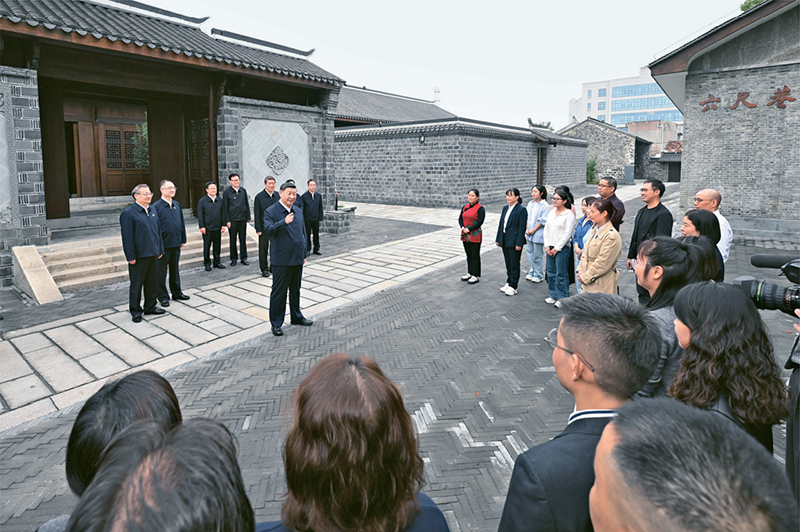 2024年10月17日至18日，中共中央總書記、國家主席、中央軍委主席習(xí)近平在安徽考察。這是17日下午，習(xí)近平在安慶桐城市六尺巷考察時(shí)，同當(dāng)?shù)鼐用窈陀慰陀H切交流。 新華社記者 申宏/攝