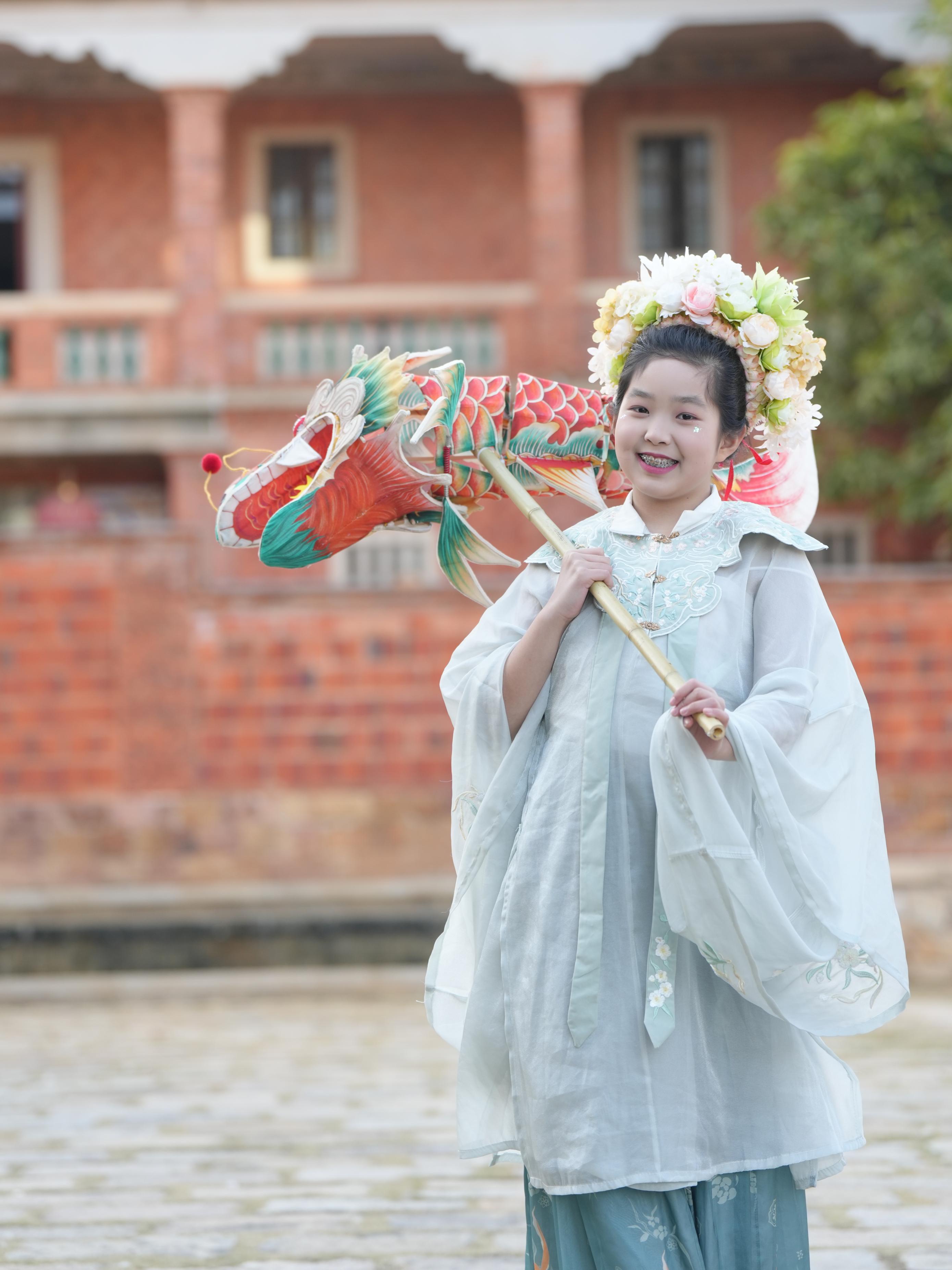 在泉州，沈女士為女兒拍下頭戴簪花的照片。受訪者供圖