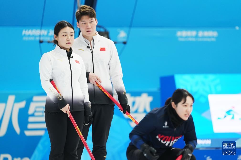 2月6日，中國隊選手王智宇（中）、韓雨（左）在比賽中。新華社記者 王松 攝