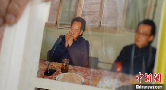 2月7日，劉潤(rùn)林展示1986年黃旭華(左)在同樂會(huì)上吹口琴的老照片。中新社記者 鄒浩 攝