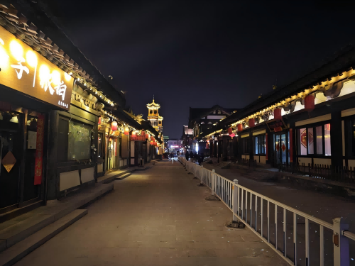 道歉公告發(fā)布后，夜晚10時(shí)的古城。人民網(wǎng)記者 黃鈺攝