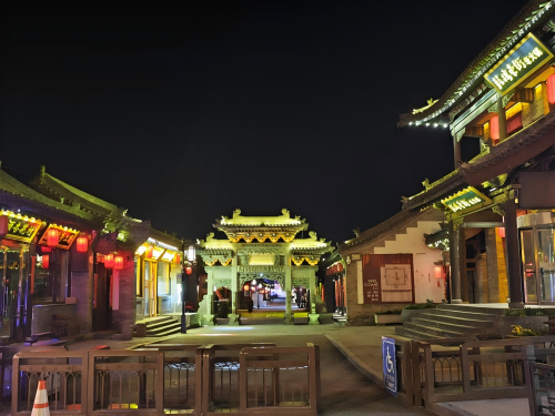 道歉公告發(fā)布后，凌晨5時(shí)的古城。人民網(wǎng)記者 黃鈺攝