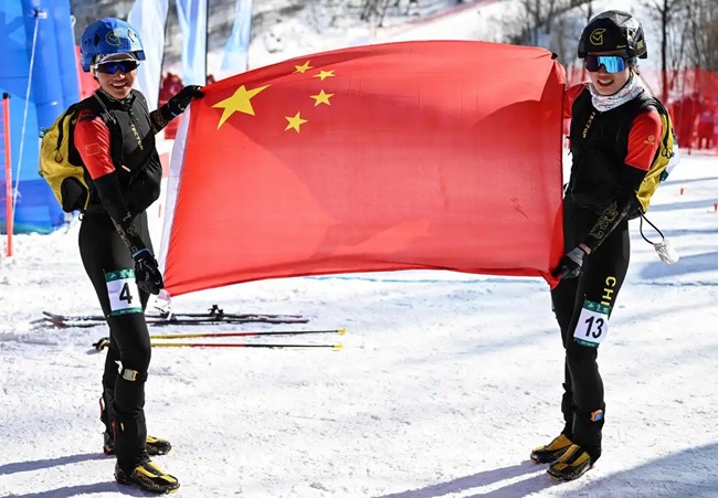 2月9日，中國(guó)隊(duì)選手次旦玉珍（左）與隊(duì)友于婧萱慶祝勝利。新華社記者 謝劍飛攝