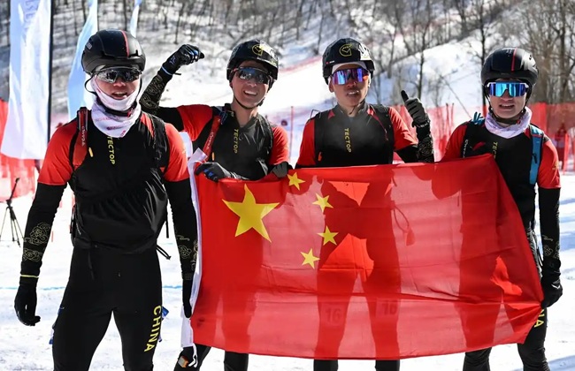 2月9日，包攬滑雪登山男子短距離前四名的中國(guó)隊(duì)選手賽后慶祝。新華社記者 謝劍飛攝