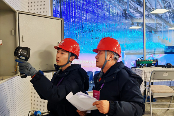 第九屆亞冬會開閉幕式供電保障團隊隊員對供電設備開展特巡。受訪者供圖