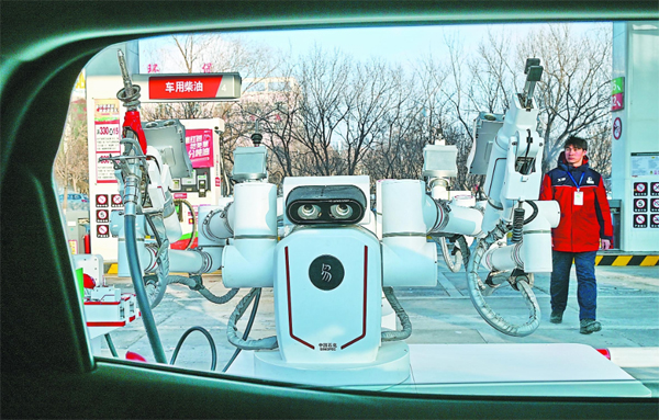 智能加油機器人在加能站工作。受訪者供圖