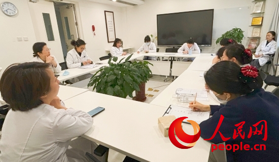 交班會上，海淀醫(yī)院安寧療護團隊討論患者和家屬需求。人民網記者 金慧慧攝