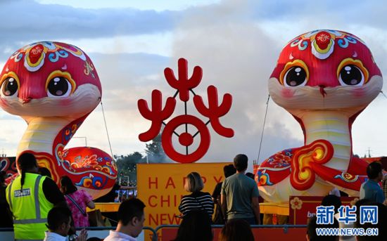 圖為游客在2025年奧克蘭元宵燈節(jié)游覽。（圖片由奧克蘭中國(guó)文化中心提供）