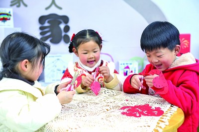 圖為孩子們在老師指導下制作蛇年主題剪紙。 新華社記者 徐昱攝
