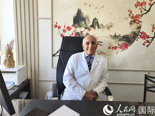 哈利勒在他的辦公室。人民網(wǎng)記者 黃培昭攝
