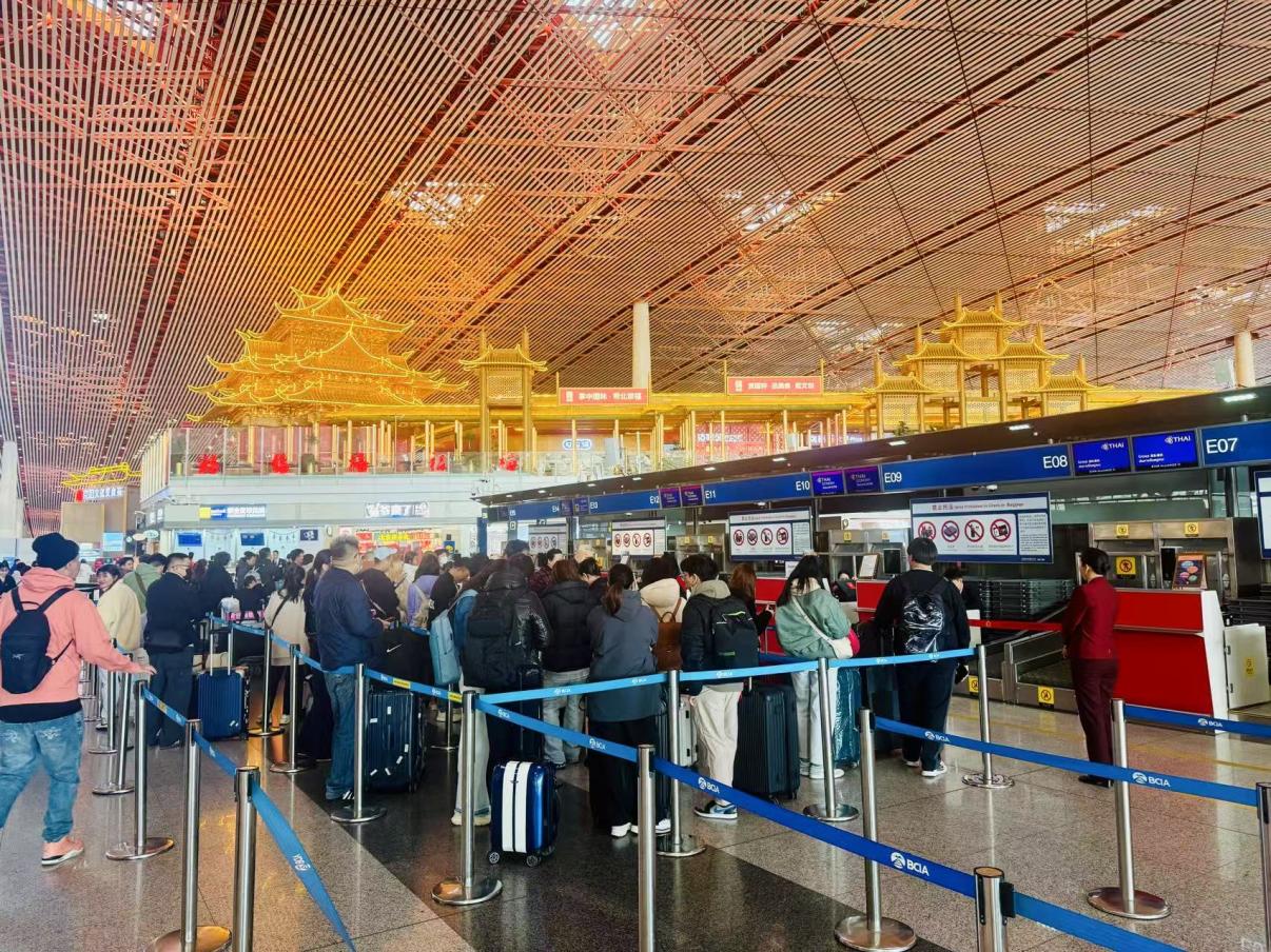 旅客在首都機(jī)場(chǎng)值機(jī)柜臺(tái)辦理乘機(jī)手續(xù)。人民網(wǎng)記者 喬雪峰攝