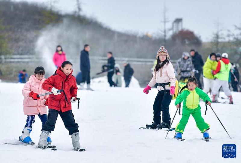 2月23日，滑雪愛好者在貴陽市高坡云頂滑雪場滑雪。新華社記者 楊文斌攝
