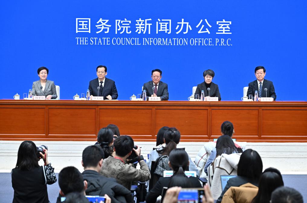 2月28日，國務(wù)院新聞辦公室在北京舉行國務(wù)院政策例行吹風(fēng)會，民政部副部長唐承沛、財政部副部長郭婷婷、自然資源部副部長許大純、住房城鄉(xiāng)建設(shè)部副部長姜萬榮和國務(wù)院新聞辦公室新聞發(fā)言人介紹2024年國務(wù)院部門辦理全國人大代表建議和全國政協(xié)提案工作有關(guān)情況，并答記者問。新華社記者 李鑫 攝