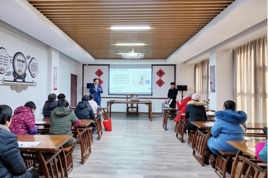 實踐支隊隊員在涇河村進行反詐宣講。學(xué)校供圖