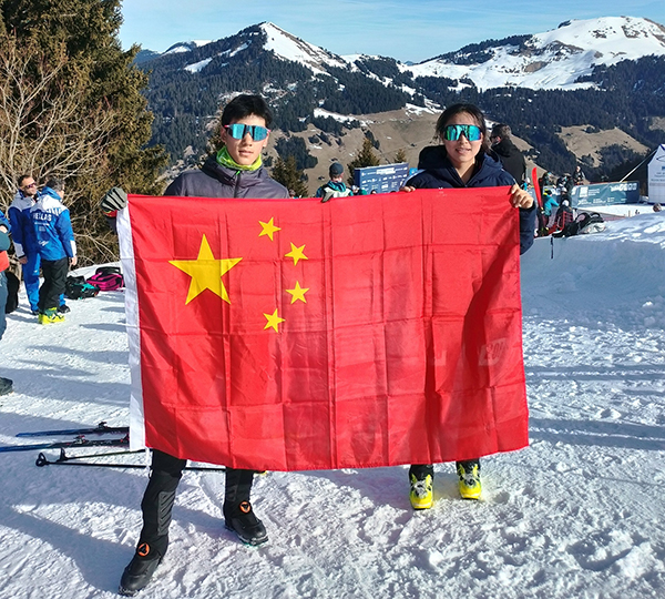 U18垂直競(jìng)速男子冠軍貢松郎（左）加和女子冠軍普姆阿尼賽后舉國(guó)旗慶祝。中國(guó)滑雪登山隊(duì)供圖