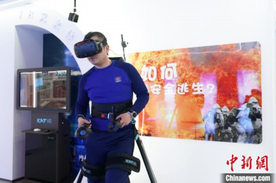 圖為消防員利用VR展示火災如何逃生。中新社記者 趙宇航 攝