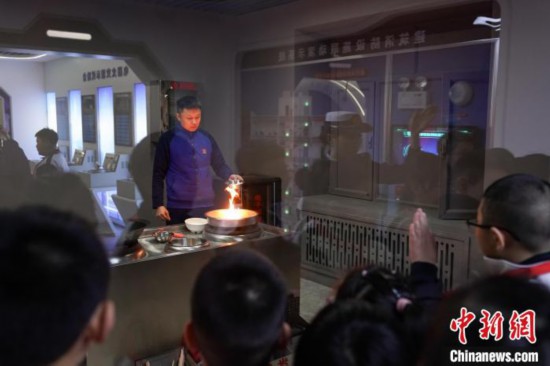 圖為學生們參觀道里區(qū)消防救援大隊消防科普體驗館內(nèi)火場真實體驗演示區(qū)。中新社記者 趙宇航 攝