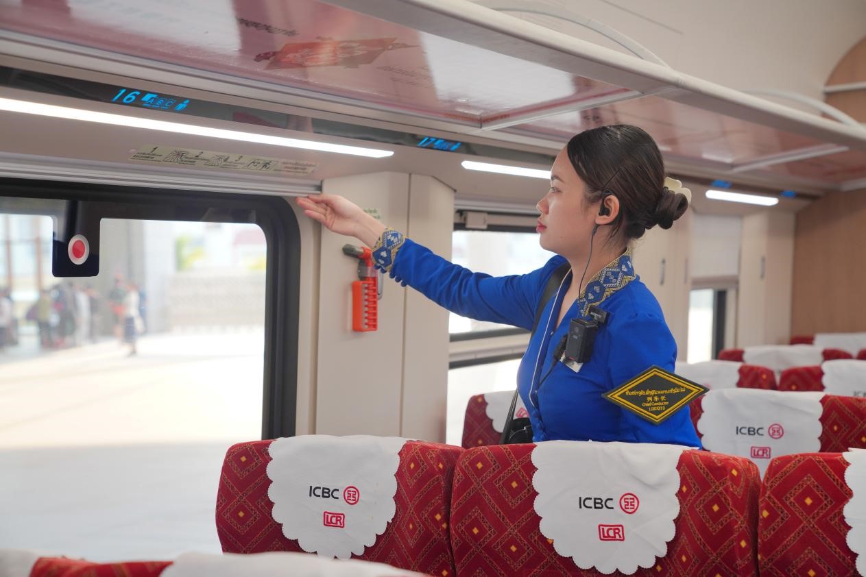 中老鐵路瀾滄號動車組列車長小麗正在進行車廂檢查。老中鐵路有限公司供圖