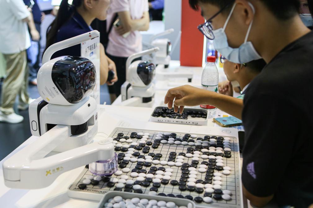 2023年7月7日，元蘿卜AI下棋機(jī)器人與觀眾對(duì)弈。2023年7月6日至8日，2023世界人工智能大會(huì)在上海舉行。新華社記者 辛夢(mèng)晨 攝