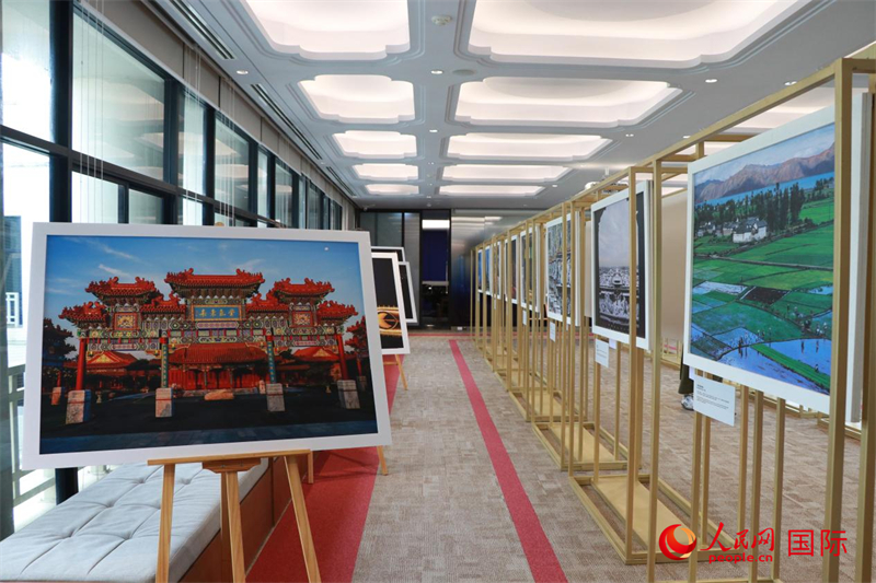“遇見”攝影展現(xiàn)場。朱瀟逸攝