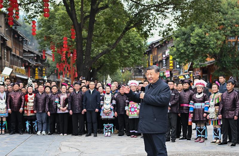 △今年3月17日，在貴州肇興侗寨考察時(shí)，習(xí)近平總書記同村民們親切交流。