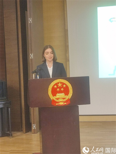 意方學(xué)生代表白綺花發(fā)言。人民網(wǎng)記者 鄭彬攝