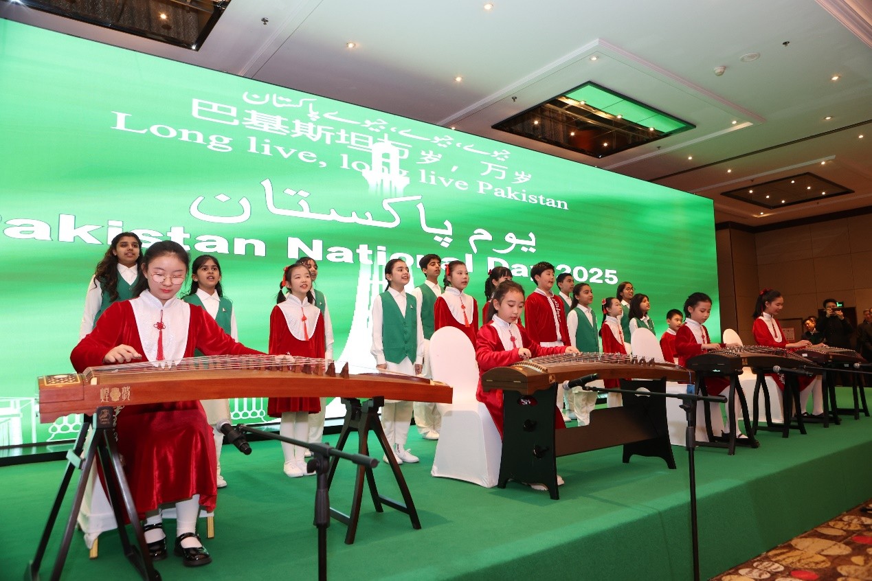 中巴兩國學生演出。巴基斯坦駐華大使館供圖