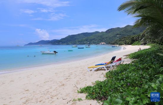 3月19日，游客在塞舌爾馬埃島海邊休閑。新華社記者 董江輝 攝