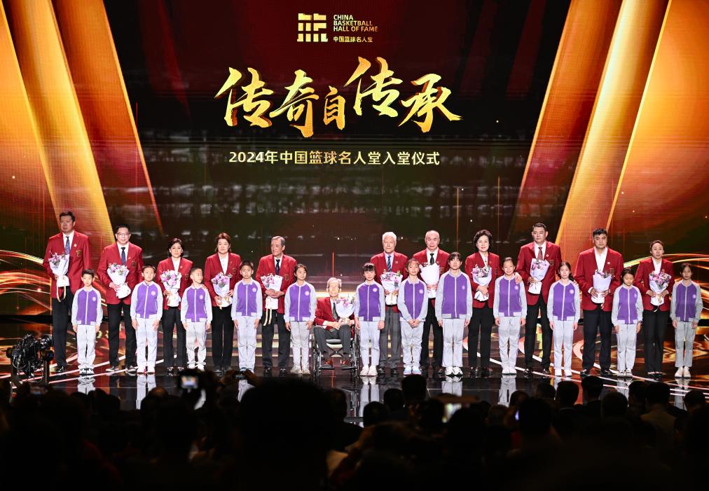 3月23日，在場的各屆中國籃球名人堂入堂人物在入堂儀式上合影留念。新華社記者 陳鐘昊 攝
