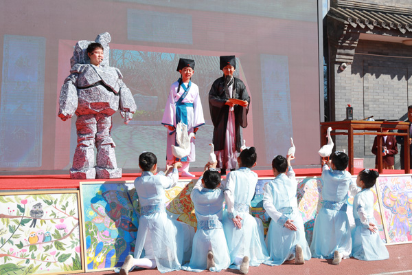 展覽開幕式上，府學(xué)學(xué)子上演情景劇《鵝池》。府學(xué)胡同小學(xué)供圖